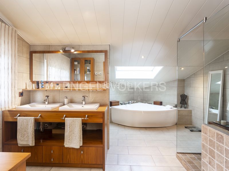 Foto c985e3be-8d6e-49f7-b737-5286dfcd463f. Casa amb calefacció aparcament piscina a Pallejà