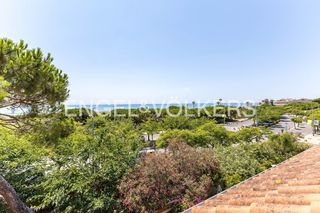 Rent Semi detached house in La Pineda. Descubra el lujo frente al mar en castelldefels casa elegante de