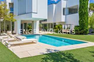 Casa en Valldoreix. Obra de autor energéticamente autosuficiente frente al club de t