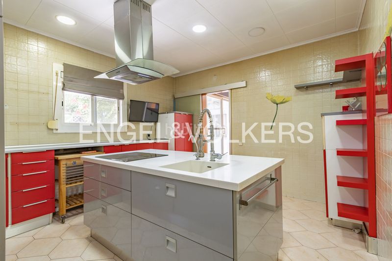 Foto 0f9fcf7c-4f30-44ba-b4de-d4e23191544d. Casa adossada amb calefacció aparcament a Segle XX Terrassa