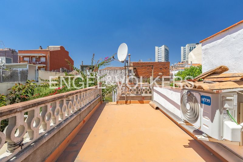 Foto a797a9c9-d21e-4b9f-aae2-e1dd0ba4e45e. Casa adossada amb calefacció aparcament a Segle XX Terrassa