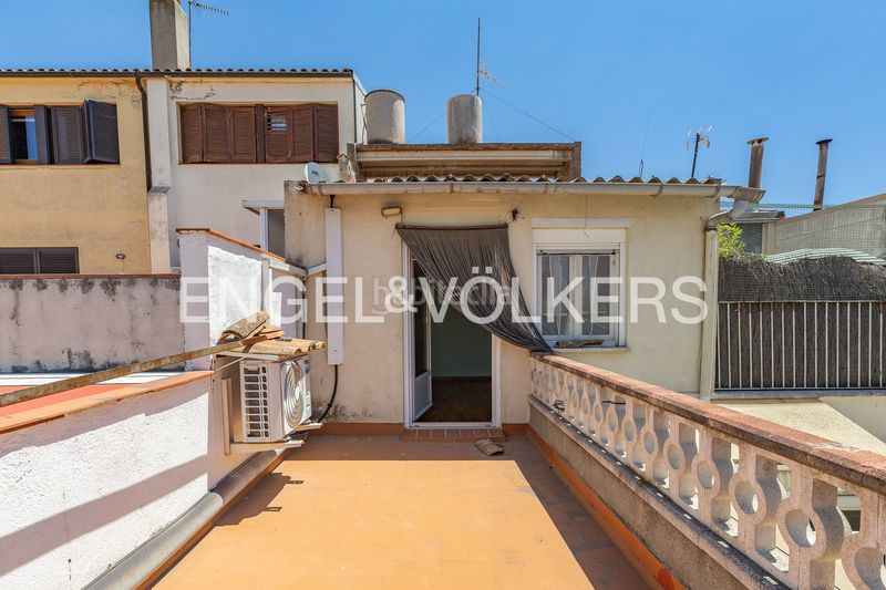 Foto baaea01c-04f4-4819-9329-16c9a2968e72. Casa adossada amb calefacció aparcament a Segle XX Terrassa