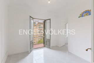 Pis a Font de la Guatlla. Encantador piso en finca catalogada art déco junto a plaza españ