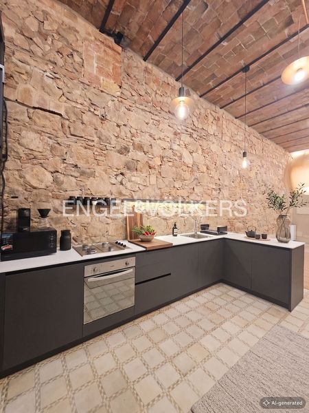 Planta baja en Hostafrancs. Vivienda singular reformada con altillo, patio y terraza privada