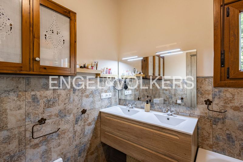 Foto a15d5e17-8b12-4d9a-bdc0-b188e9ea7dc9. Casa amb calefacció aparcament piscina a Vilanova del Vallès