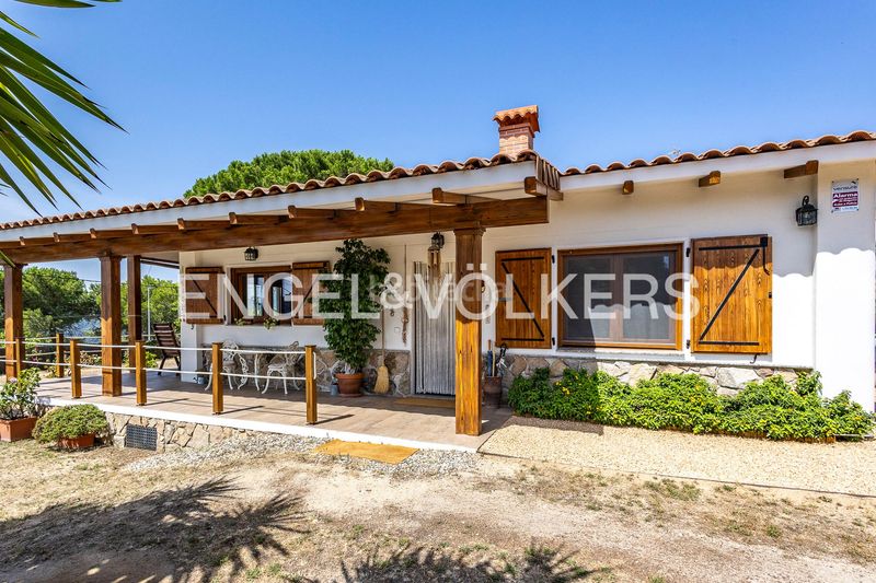 Foto c4d6539d-3919-49a7-b166-3a55f23d5368. Casa amb calefacció aparcament piscina a Vilanova del Vallès