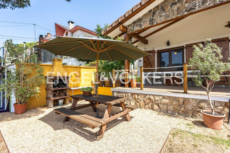 Foto d15b5487-7302-443b-99e4-6eac33028f87. Casa amb calefacció aparcament piscina a Vilanova del Vallès