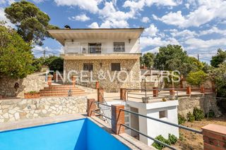 Maison à Mediona. Descubra un refugio exclusivo en mediona