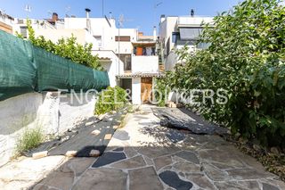 Casa adossada a Centre. Exclusiva casa de pueblo con alma y gran potencial de reforma