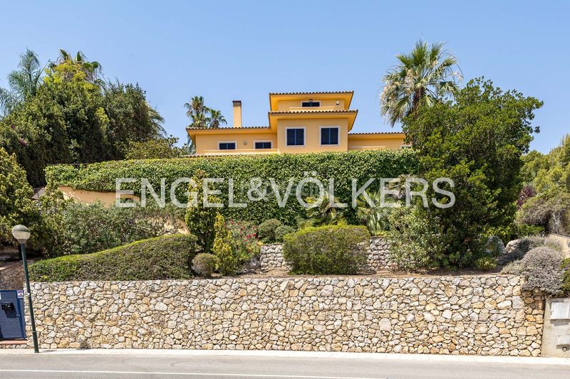 Foto 5506f05d-fe32-42c8-a93f-642c54e51f73. Casa amb calefacció aparcament piscina a Can Girona - Terramar - Vinyet Sitges
