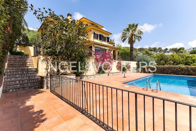 Foto 58364014-8eaa-476e-afa9-20050190809f. Casa amb calefacció aparcament piscina a Can Girona - Terramar - Vinyet Sitges