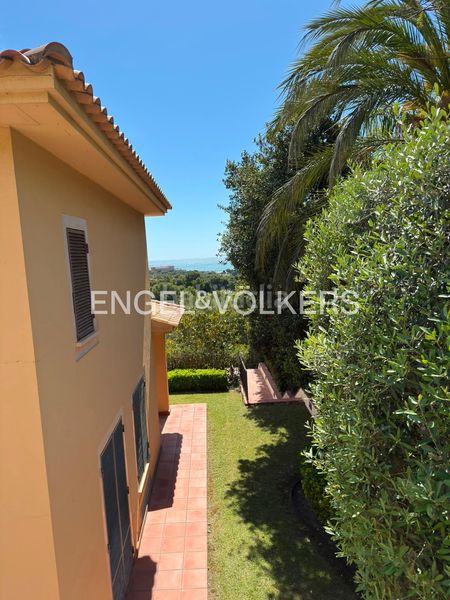 Foto 6c591b15-c1f4-44b7-876f-d6d052e75464. Casa amb calefacció aparcament piscina a Can Girona - Terramar - Vinyet Sitges