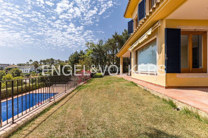 Foto 9b124bdd-8aa2-4e9c-ae90-cd3d25e52e1e. Casa amb calefacció aparcament piscina a Can Girona - Terramar - Vinyet Sitges