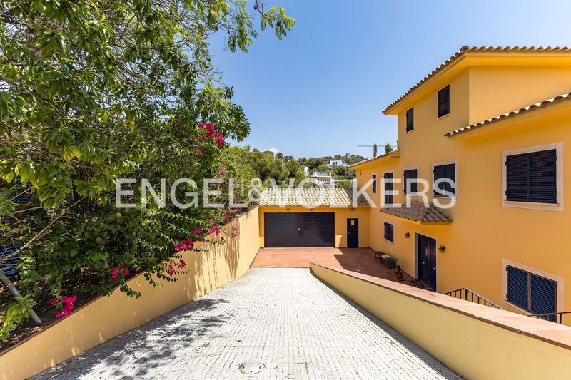 Foto fc207f65-0d32-49ed-ac7d-45b47e3e77f8. Casa amb calefacció aparcament piscina a Can Girona - Terramar - Vinyet Sitges