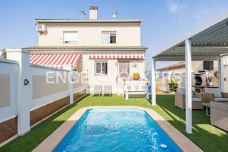Casa a schiera in Creixell. Chalet pareado con piscina privada