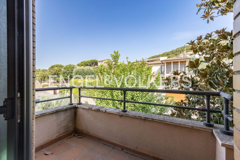 Foto 0c015905-530d-4e76-9ecd-cb766603d409. Casa amb calefacció aparcament piscina a Eixample - Can Bogunyà Castellar del Vallès