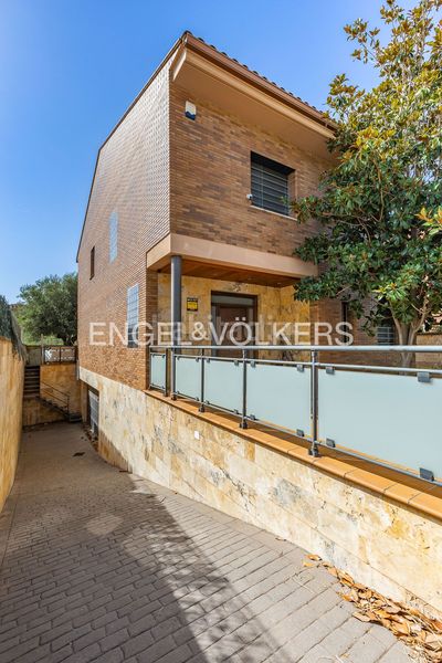 Foto b6c3a325-ac5e-469a-9d60-5acddea483e7. Casa amb calefacció aparcament piscina a Eixample - Can Bogunyà Castellar del Vallès