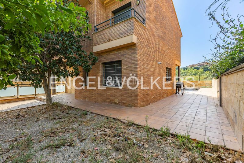 Foto c86ebd84-33b5-4e45-b5dc-7d36b140226f. Casa amb calefacció aparcament piscina a Eixample - Can Bogunyà Castellar del Vallès