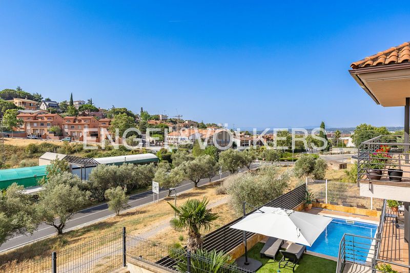 Foto d24b330b-8fbc-4cb9-bd85-ef7d18b500c6. Casa amb calefacció aparcament piscina a Eixample - Can Bogunyà Castellar del Vallès