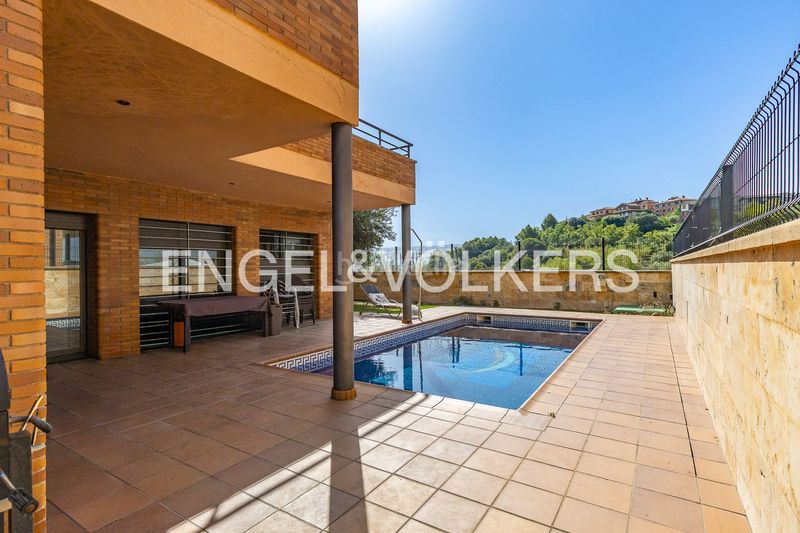 Foto e7cb9650-3c68-4407-bd26-c1d573e5da1a. Casa amb calefacció aparcament piscina a Eixample - Can Bogunyà Castellar del Vallès