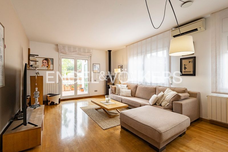 Foto 0b9481c5-bf6a-4310-a240-48131156e3ab. Apartamento casa con espacios independientes en la miranda en Sant Just Desvern