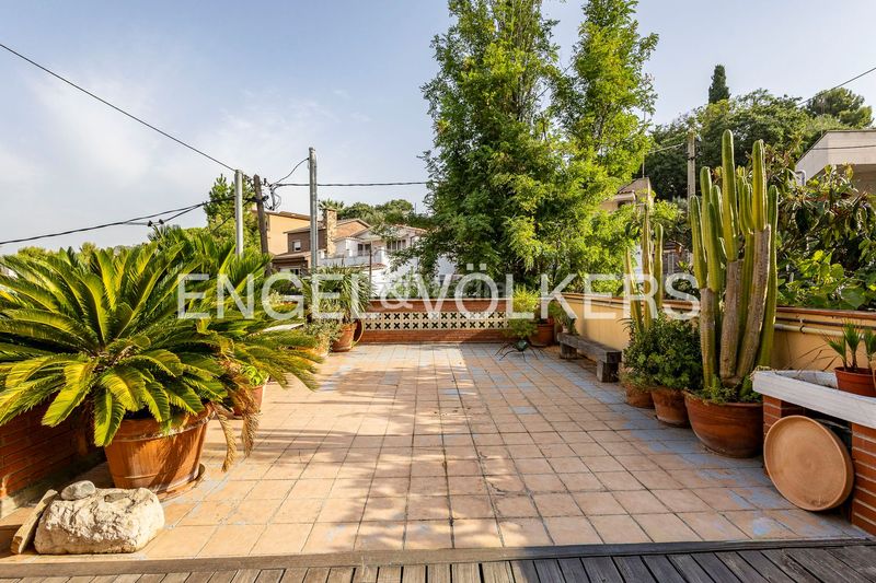 Foto bf7a4dbe-51a7-468f-89d6-976e42016f6f. Apartamento casa con espacios independientes en la miranda en Sant Just Desvern