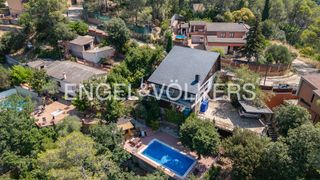Casa en Molins de Rei. Exclusividad y naturaleza en collserola un refugio de diseño tot