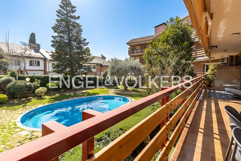 Foto b016a35d-8984-4301-8142-0fdaad040450. Pis amb calefacció piscina a Eixample Sant Cugat del Vallès
