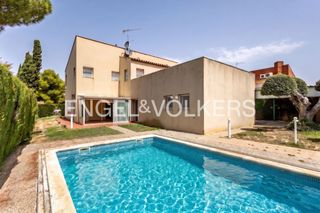 Casa a Pacs del Penedès. Exclusiva casa unifamiliar en pla de cavalls amplitud, calidad y