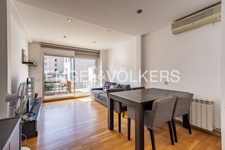 Casa adossada a Gràcia. Fantástica casa con ascensor garaje y terraza cerca del centro