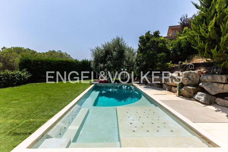 Foto b0e64f60-557e-4b36-a280-e4cde4d817b6. Casa amb calefacció aparcament piscina a Teià