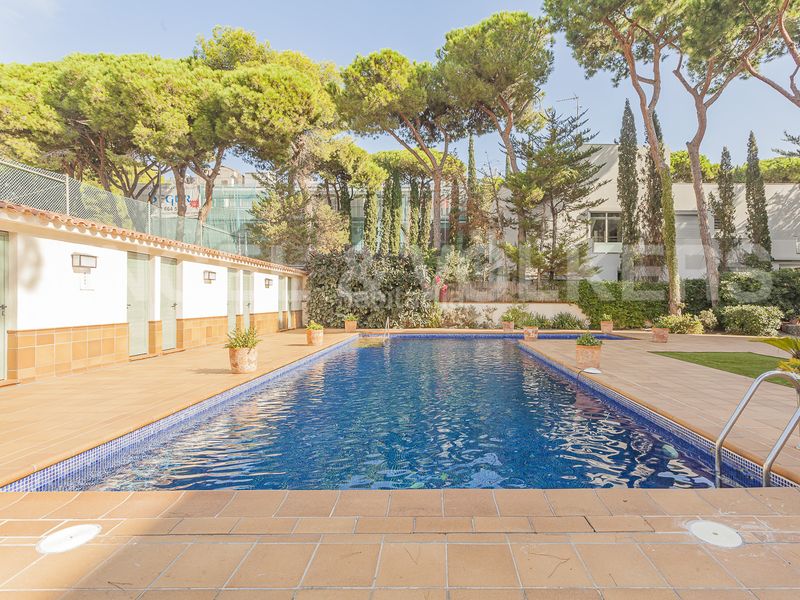 Foto 1065f0fe-7a57-46e3-9a68-58e76a09272d. Pis amb calefacció aparcament piscina a La Pineda Castelldefels