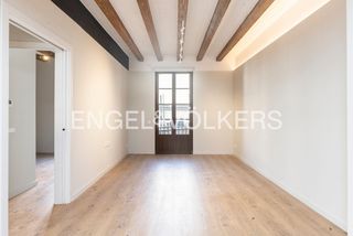 Pis a St. Pere - Sta. Caterina - El Born. Luminos apartamento renovado en finca regia en el borne