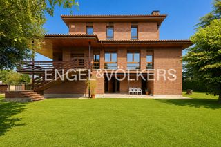 Casa a Manlleu. Espectacular chalet a cuatro vientos en zona residencial de manl