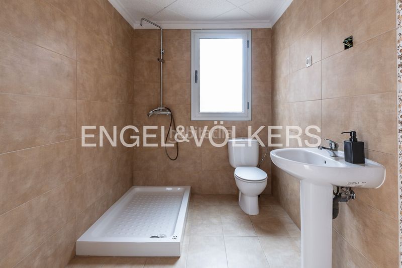 Foto 50fb79a8-815e-46c8-b44a-944f6061a4bd. Casa adossada amb calefacció aparcament a Can Rull Sabadell