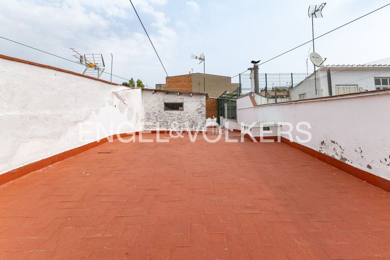 Foto cfa79865-8a36-4ace-bc6e-5edddc7e0604. Casa adossada amb calefacció aparcament a Can Rull Sabadell
