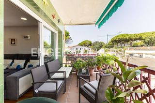Pis a Centre. Piso reformado con terraza, piscina comunitaria y vistas
