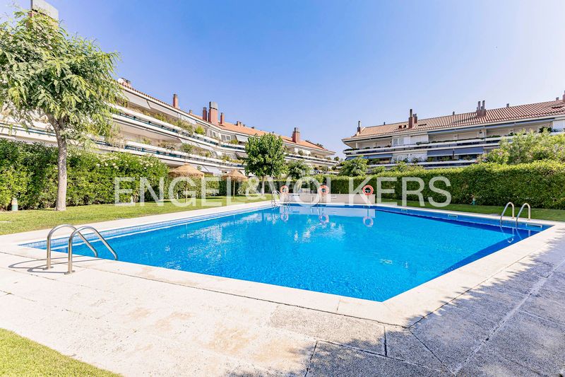 Foto e9de3245-4b0f-4032-889a-d32c081add23. Pis amb calefacció aparcament piscina a Can Girona - Terramar - Vinyet Sitges