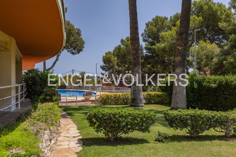 Foto 1ac63d2f-8b45-4348-b376-988acd23c0e6. Pis amb calefacció aparcament piscina a Bellamar Castelldefels