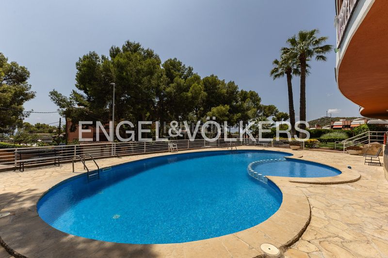 Foto bd98ba55-8a8b-479f-bcaf-0d2bbad3ac4e. Pis amb calefacció aparcament piscina a Bellamar Castelldefels