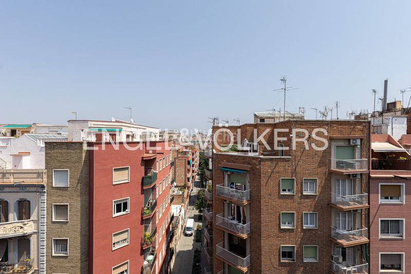 Foto 16dac45d-0437-4aa7-b0f7-ae578b46360f. Àtic amb calefacció a El Camp de l´Arpa del Clot Barcelona