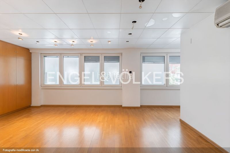 Piso  en  El Camp de l´Arpa del Clot. Espléndida vivienda de 4 habitaciones con parking incluido en el