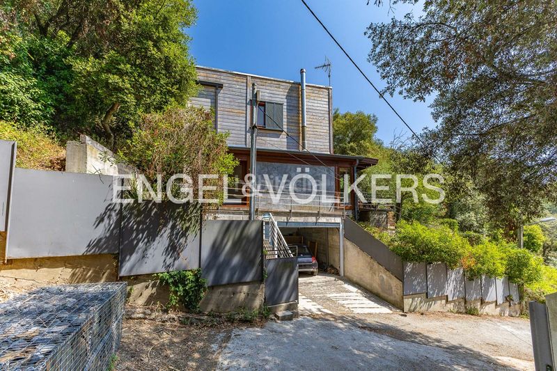 Foto 990c879d-c5ee-40d1-b57e-b6dc97057126. Casa amb calefacció aparcament piscina a Vallvidrera - Tibidabo - Les Planes Barcelona