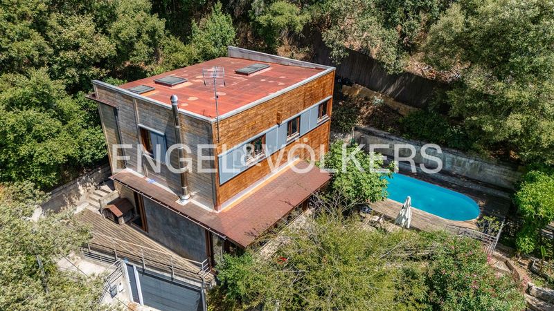 Foto 9b5ec2e8-1a6a-4bcf-a3b1-878c10dcd41c. Casa amb calefacció aparcament piscina a Vallvidrera - Tibidabo - Les Planes Barcelona