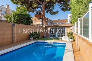 Casa adossada a Creu Alta. Espectacular casa con jardín de 200 m, piscina y garaje para 4 c