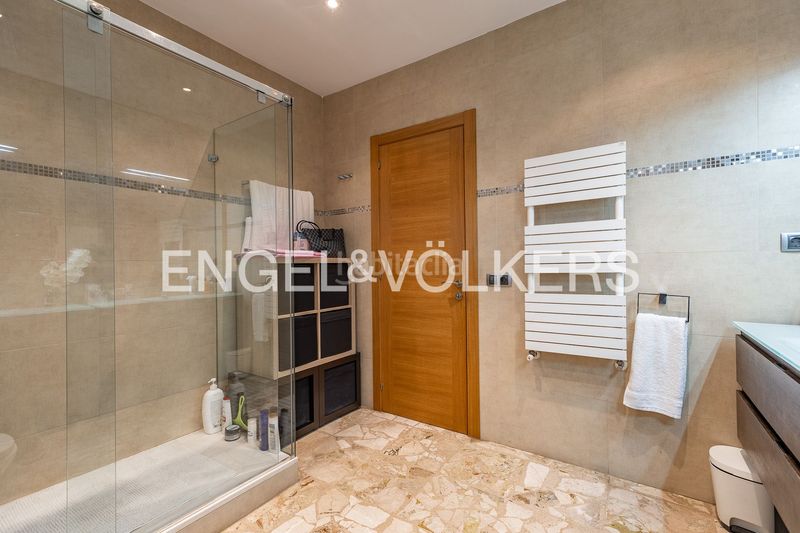 Foto 41d39636-f5af-4738-a84a-c401bbc1d9fc. Casa adossada amb calefacció aparcament piscina a Sabadell