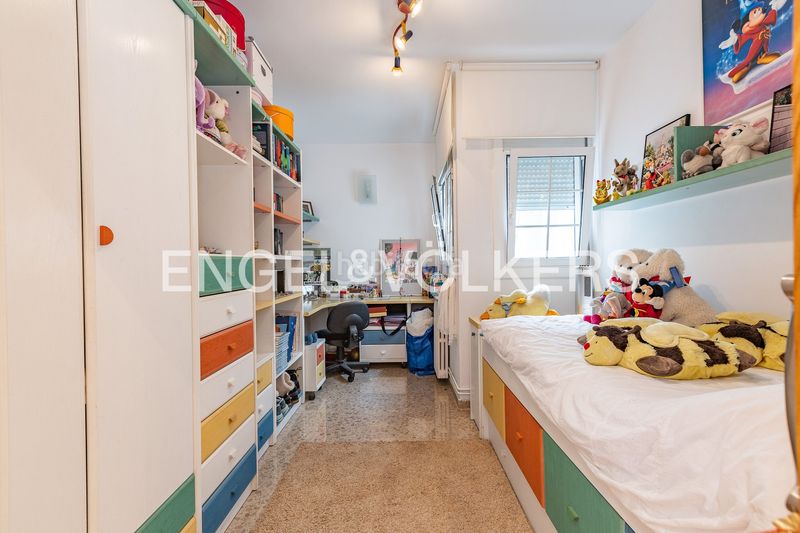 Foto 7a6d4b81-e902-4c46-a184-7bee26687c7f. Casa adossada amb calefacció aparcament piscina a Sabadell