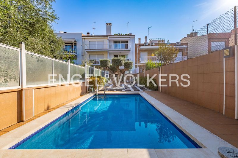 Foto 854733d2-6552-4ee4-8d5e-fc92e5cb79d4. Casa adossada amb calefacció aparcament piscina a Sabadell