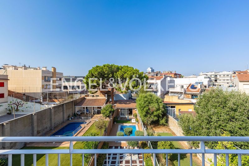 Foto 8ed0c674-2d74-48e5-b9cc-85fe37086824. Casa adossada amb calefacció aparcament piscina a Sabadell