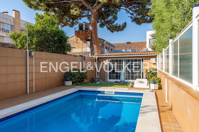 Foto fdccbb7c-cb20-4775-8896-ad0cf5c60a04. Casa adossada amb calefacció aparcament piscina a Sabadell